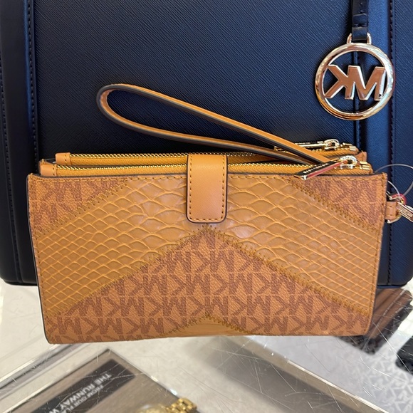 MICHAEL KORS JST LG DOUBLE ZIP WRISTLET WALLET PHONE HOLDER 
Cider Multi 
NWT - Picture 4 of 16